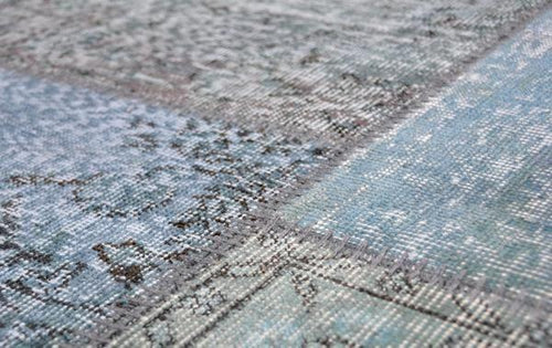 lichtblauw patchwork vloerkleed balaclava detail